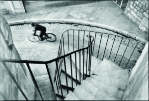 Hyères, Frannkreich, 1932.Cartier-Bresson hat den entscheidenden Augenblick einer Szene eingefangen: ein Radfahrer rast die kurvige Straße herunter und durchbricht dabei die statische Kulisse 